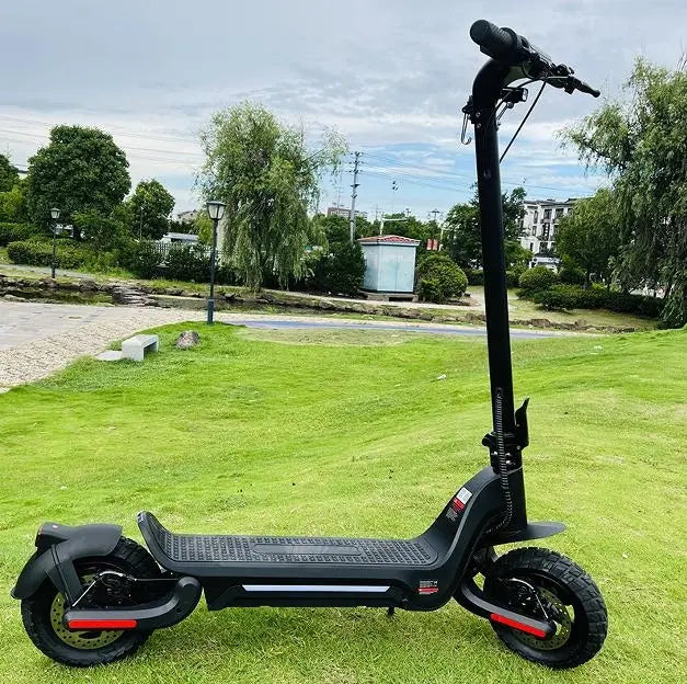 E Scooter, 800W electric scooter.  40 km/h speed LCD instrument, portable folding load 120kg climbing 18° range 50-70km LED lighting Doba