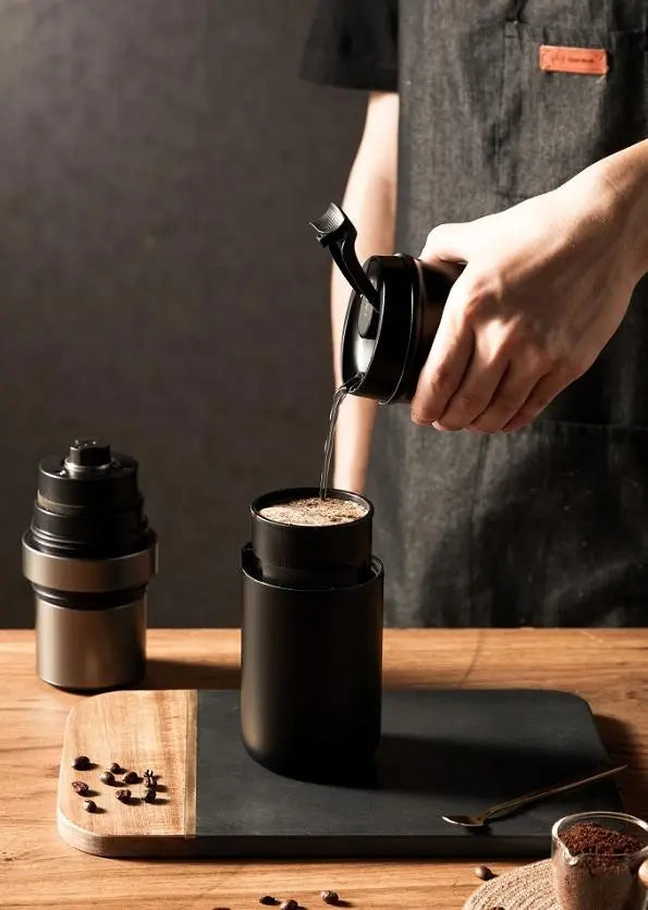 Portable grinding coffee maker. (Car grinding + coffee integrated, 5600 mAh battery capacity, electric integrated 200ml-300ml extracted coffee 25 cups / time) Doba