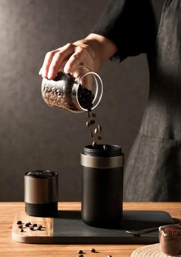 Portable grinding coffee maker. (Car grinding + coffee integrated, 5600 mAh battery capacity, electric integrated 200ml-300ml extracted coffee 25 cups / time) Doba