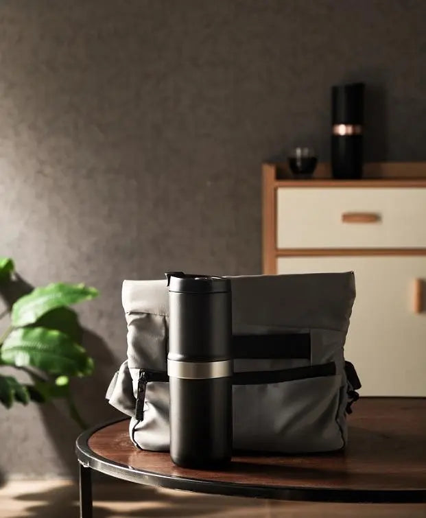 Portable grinding coffee maker. (Car grinding + coffee integrated, 5600 mAh battery capacity, electric integrated 200ml-300ml extracted coffee 25 cups / time) Doba